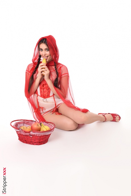 Красивая девушка Алисса Фокси мастурбирует после того, как сбросила костюм для косплея 2