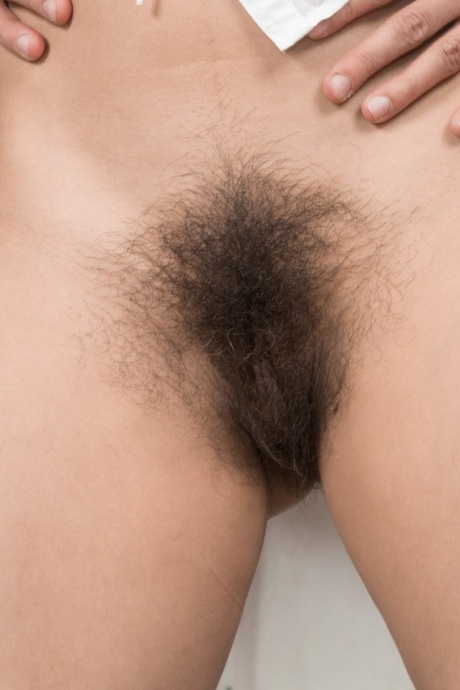 Уродливая Ананда Рэй сгибается пополам, чтобы по-настоящему показать свою очень волосатую киску крупным планом 4