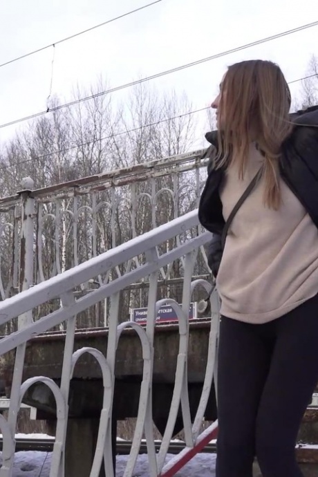 Кавказка Валя мочится на заснеженные ступеньки в общественном месте 2