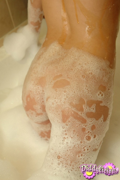 Плоскогрудая Диддилициус снимает бикини в ванне, показывая намыленную горячую задницу 7