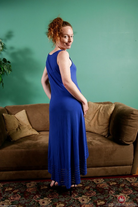 Пожилая рыжеволосая леди Ана Молли позирует с обнаженными лобковыми волосами под трусиками 2