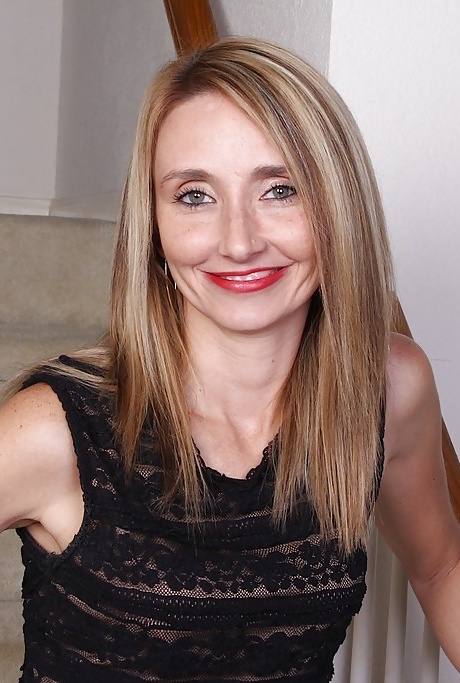 Белокурая красотка Хайди Ван Мур представляет свое худенькое обнаженное тело на камеру 1