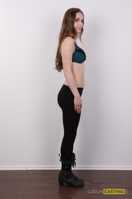 Девушка по соседству типа Клары снимает с себя одежду и ботинки, чтобы раздеться догола 5