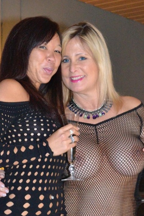 Непослушным дамочкам доставляет удовольствие заставлять мужчин позировать вместе с ними в обнаженном виде 10