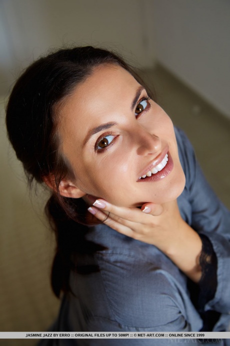 Стройная брюнетка Жасмин Джаз рекламирует свою тугую попку после того, как разделась догола на кровати 8