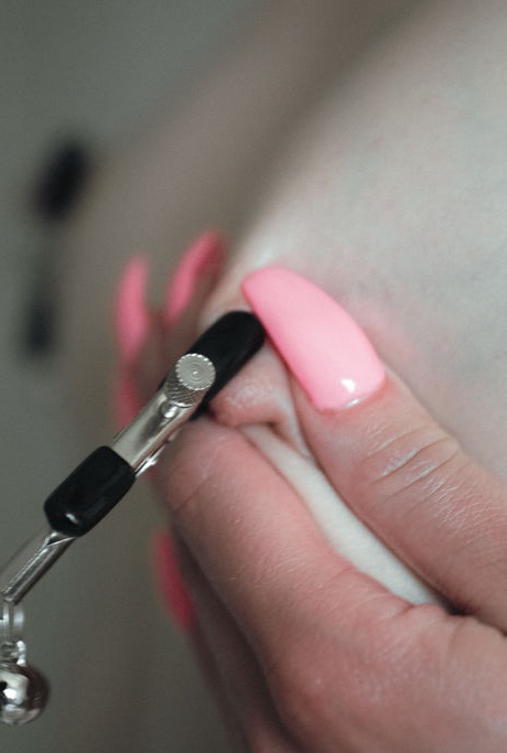 Потрясающая татуированная брюнетка Полли Стар стоит обнаженная в своей ванне, облизывая губы 13