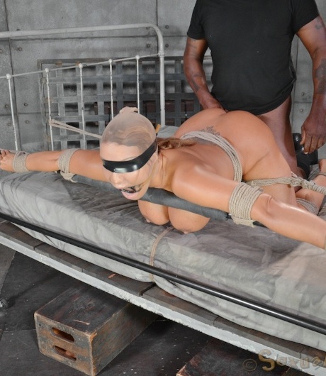 Азиатка с большой грудью Ава Дивайн истекает спермой из киски после секса в подземелье 8