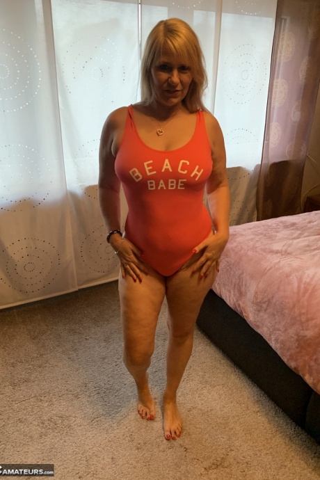 Зрелая блондинка Сладкая Сьюзи снимает купальник, чтобы раздеться догола на своей кровати 1