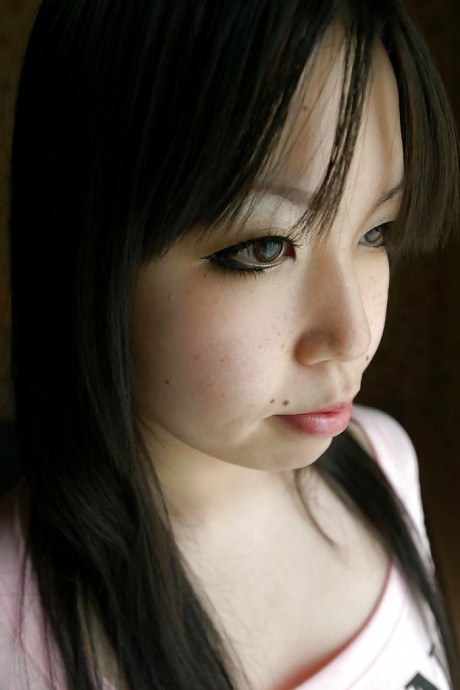 Азиатская красотка Фумика Мурасе раздевается и демонстрирует свою сочную киску крупным планом 1