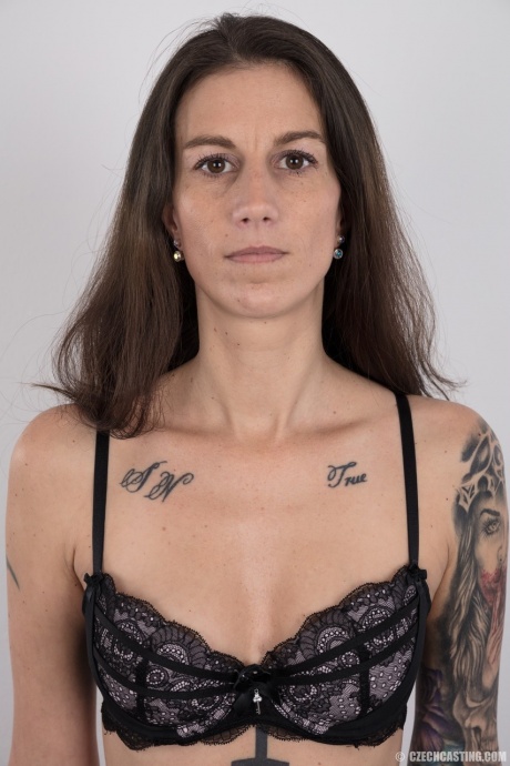 Татуированная женщина Альжбета впервые выставляет на всеобщее обозрение свое стройное тело 6