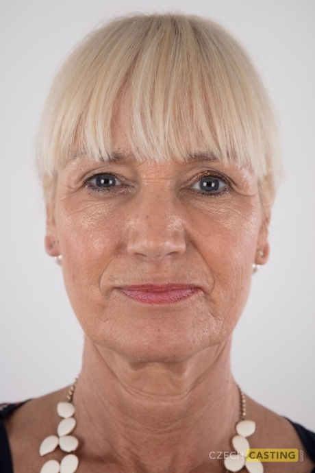 Пожилая блондинка Даниэла стоит гордо и прямо во время дебютного позирования обнаженной 1