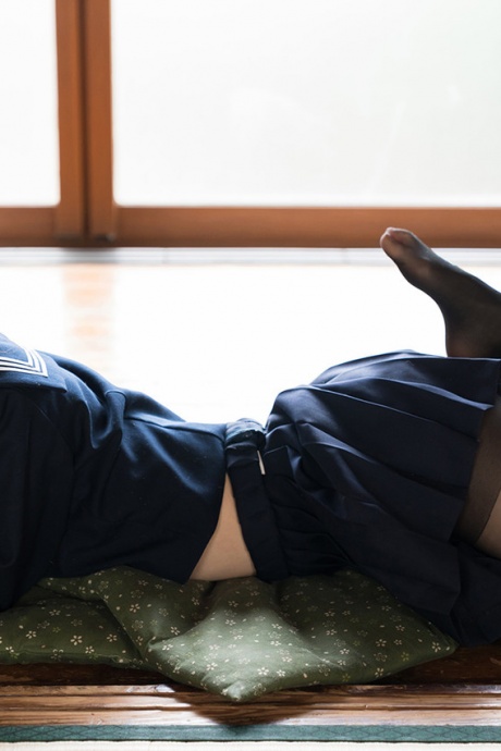 Японская студентка освобождает свое стройное тело от школьной формы на подушке 2