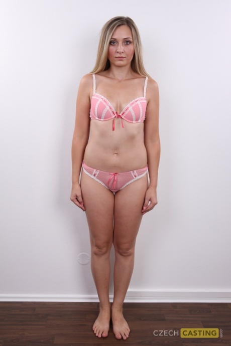 Грязная блондинка-первокурсница Ханка стоит совершенно голая после того, как разделась 6