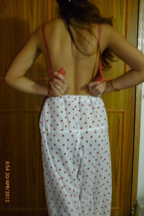 Индианка топлесс прикрывает свою наготу хорошо уложенной подушкой 5