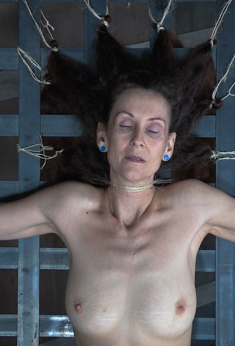 Зрелая шлюха Пейнтбой Эмма в конце концов издает леденящий кровь крик 5