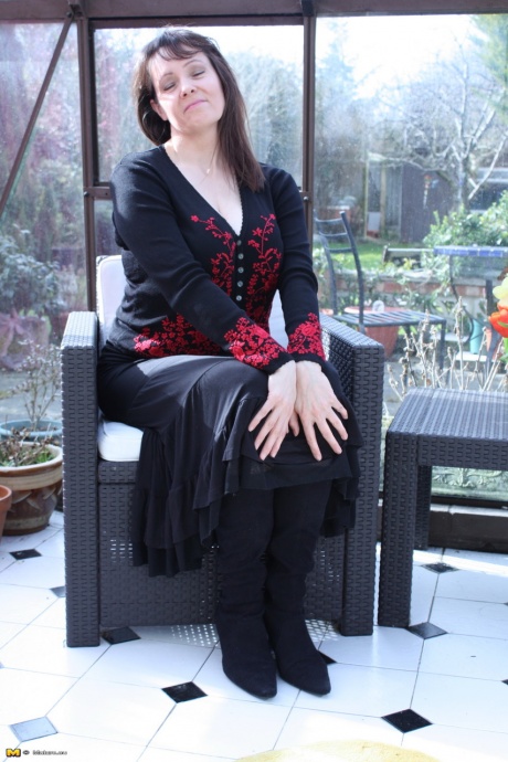 Горячая зрелая жена сбрасывает длинную юбку, чтобы позировать в сапогах со свисающими отвисшими сиськами 2