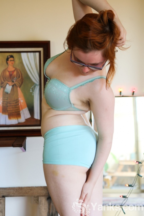 Бледно-рыжая Панда показывает свое небритое пухлое тело в очках 4