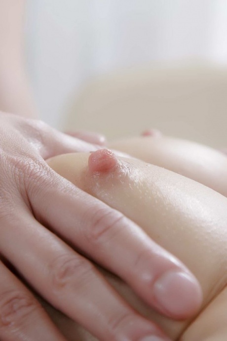 Стройная девушка Динара носит волосы зачесанными назад во время секса со своим массажистом 11