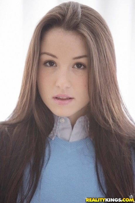 Симпатичная латиноамериканская школьница Лола Фокс демонстрирует свои соблазнительные изгибы 5