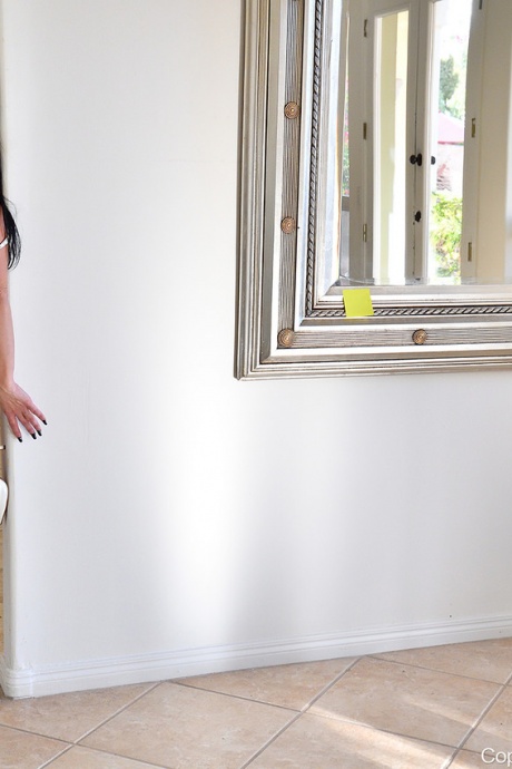 Милфа брюнетка Вики насаживает свою возбужденную киску на розовый фаллоимитатор 4