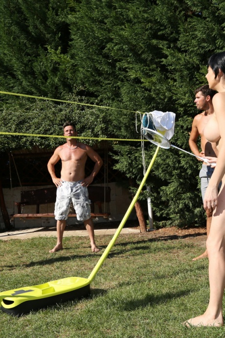 Антония Сайнс и ее подружка занимаются сексом вчетвером со своими парнями возле бассейна 1