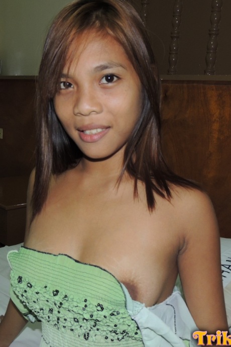 Миниатюрная азиатка-любительница с огромными сосками лижет твердый член и скачет верхом 5