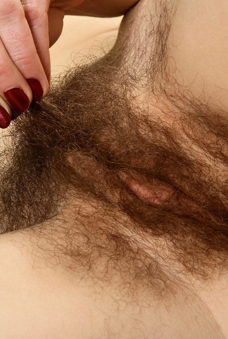 Пожилая волосатая модель Саншайн с гордостью демонстрирует свою натуральную вагину 12