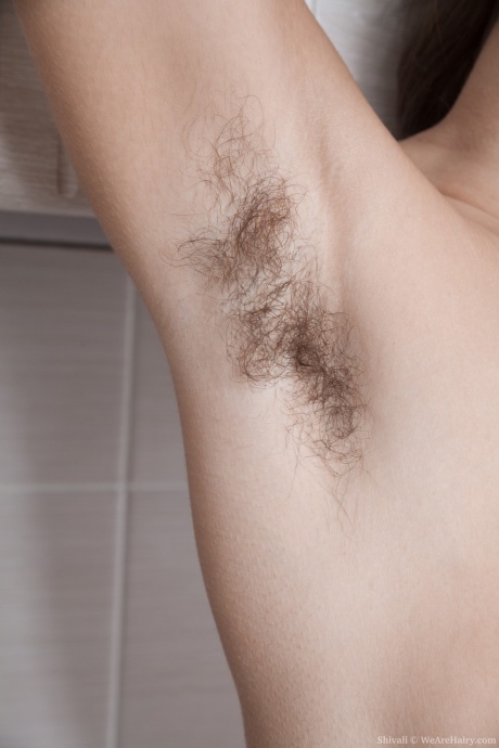 Худенькая любительница Шивали демонстрирует пушистые подмышки и бобра на своей кухне 8