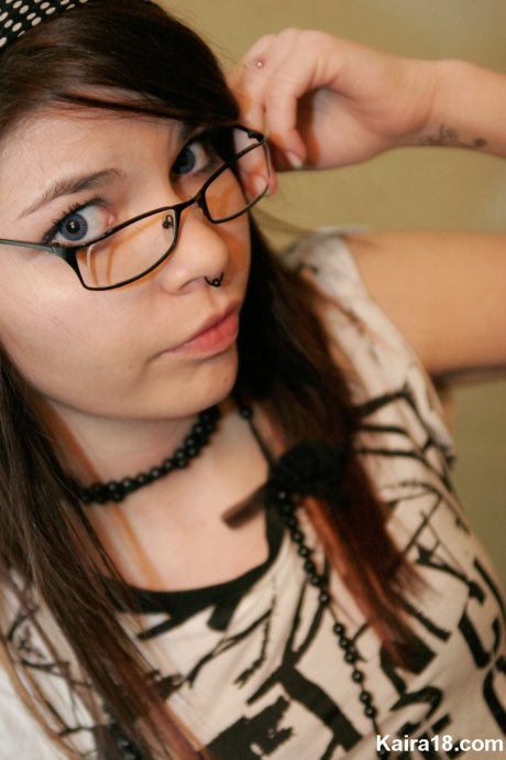 Молодая брюнетка Кайра, 18 лет, снимает очки, моделируя не обнаженную натуру 4