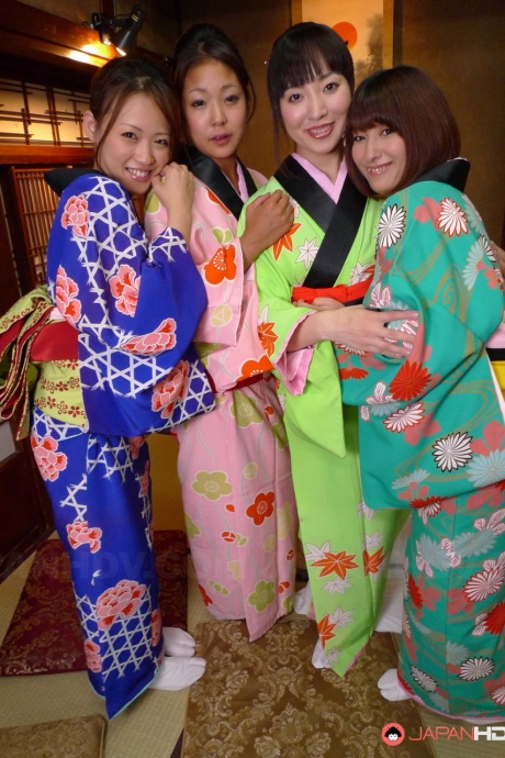 Симпатичная японская девушка получает сперму на свое лицо после того, как ее трахнули толпой 1