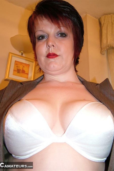 Полная британка Дабл Ди задирает юбку в нейлоновых чулках с задним швом 7