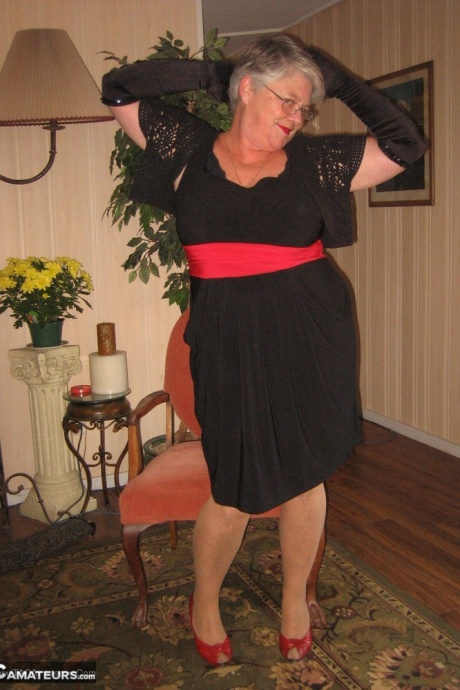Старая жирная богиня с поясом ласкает отвисшие сиськи в черных бархатных перчатках и чулках 3