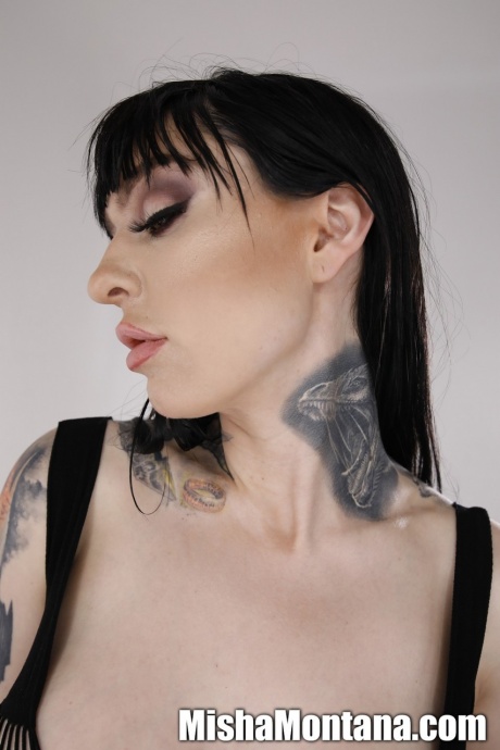 Татуированная брюнетка Миша Монтана обнажает свою проколотую киску во время раздевания 8
