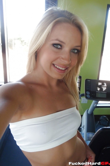 Горячая блондинка-подросток Алисса делает сексуальные селфи не обнаженной у себя дома 8