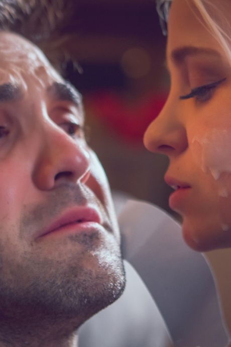 Горячая жена-блондинка Белла Джейн отсасывает мужчине на глазах у мужа-рогоносца 20