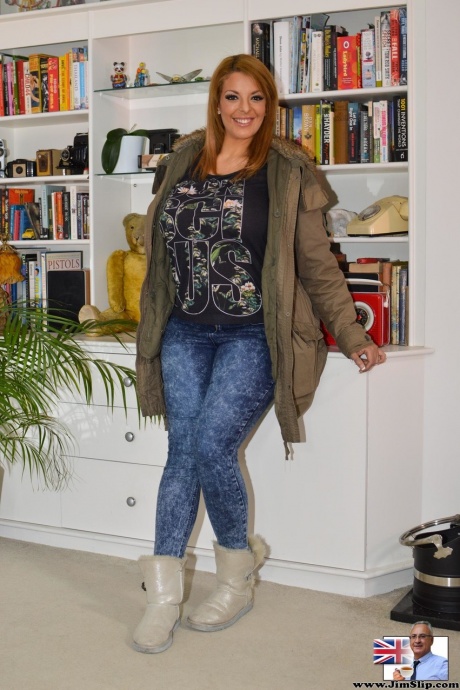 Соблазнительная женщина обнажает свои большие сиськи и проколотые соски, когда раздевается 1