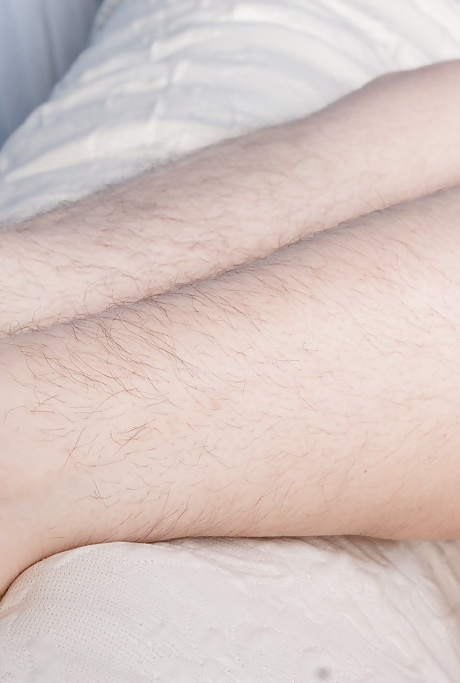 Озорная опытная женщина Артимезия позирует в длинных перчатках и нижнем белье 10