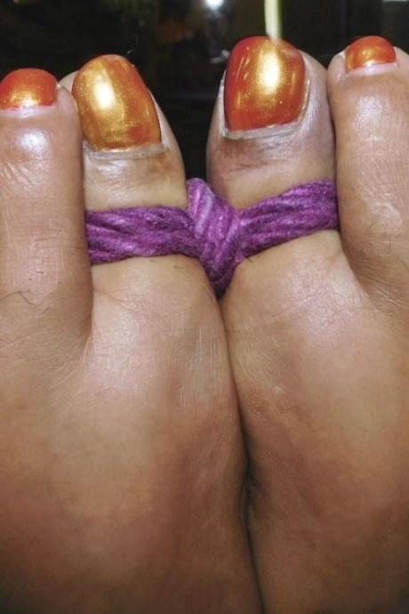 Полная негритянка Трикси борется с кляпом во рту, пока ее связывают 11