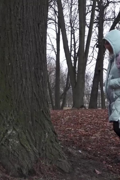 Расстроенная девушка Рита стягивает колготки, чтобы пописать во время прогулки по лесу 2