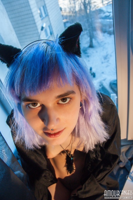 Синеволосая Китти Вилетт показывает свои упругие горячие соски и выставляет напоказ сексуальные босые ножки 16