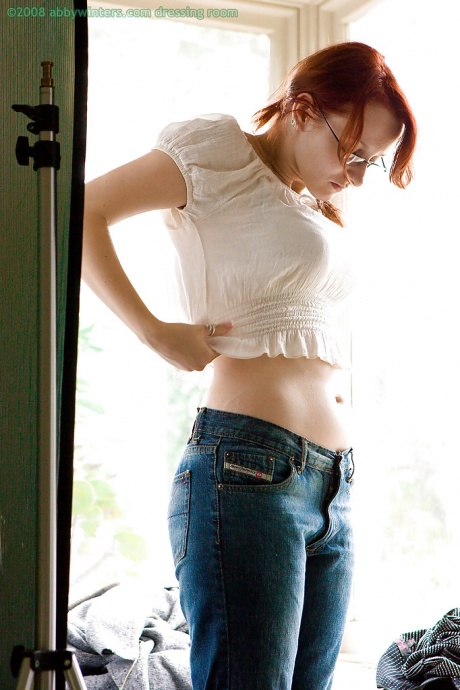 Неопытная Рен одевается после того, как позирует своей волосатой киской в обнаженном виде 15