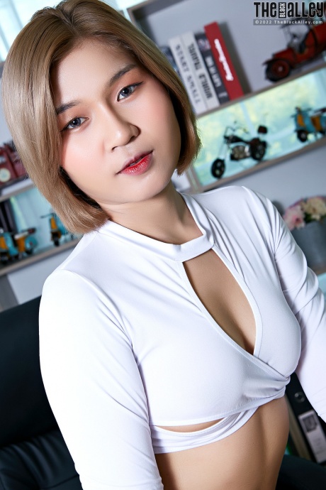 Горячая азиатская секретарша Найла дрочит свой член дилдо на работе в туфлях на высоком каблуке 2