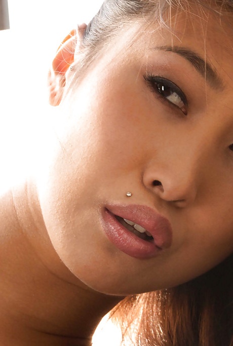 Соблазнительная азиатская шлюшка раздевается и показывает свои товары крупным планом 9