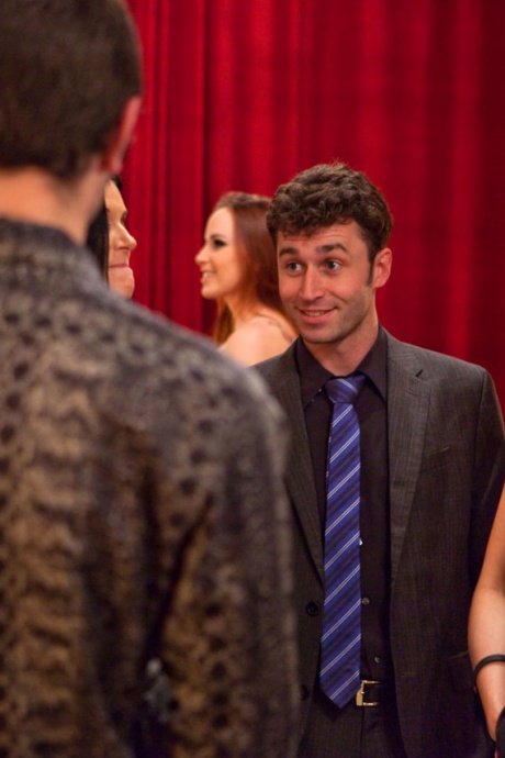 Возбужденные женщины меняют мужей для горячего траха на межрасовой вечеринке свингеров 2