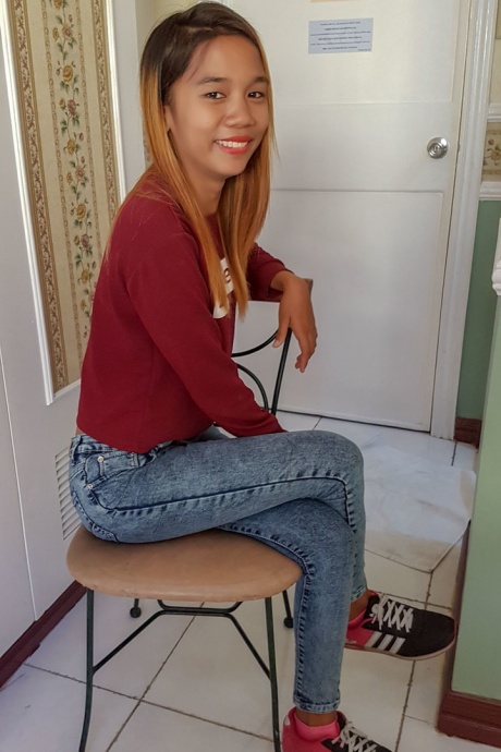 Крошечная азиатка получает сперму на лицо после жесткого секса с Фарангом 2