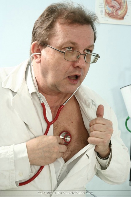 Молодую рыжеволосую девушку в гольфах обманом заставляют отсосать врачу-гинекологу 4