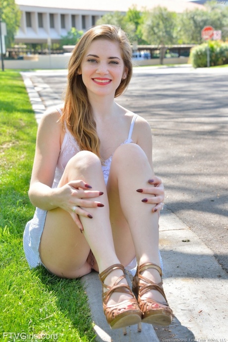 Подросток демонстрирует голую юбку на улице ради удовольствия и раздевается в помещении за наличные 5