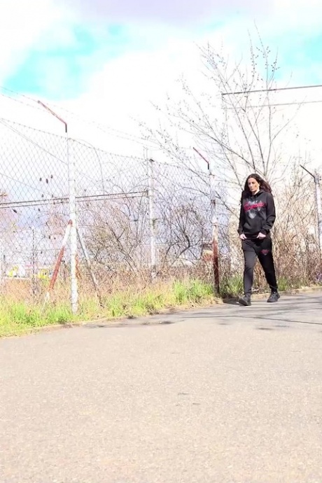 Белая девушка Али Бордо днем срочно отходит в туалет на асфальтированной дороге 1