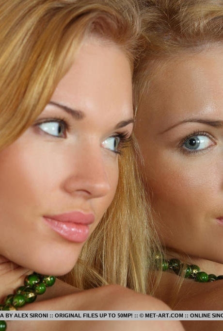 Красивая русская девушка Ринна А снимает чувственное нижнее белье, чтобы позировать обнаженной 18