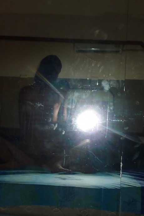 Худенькая азиатская красотка в красном нижнем белье раздевается и трахается 9